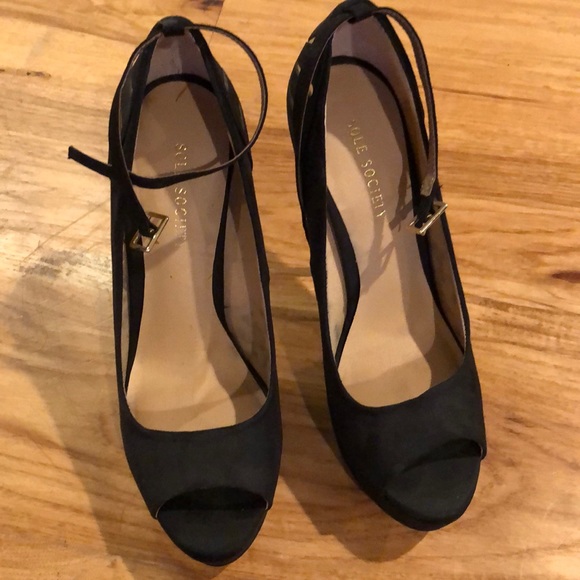 Black and Gold Stilettos - Picture 3 of 4